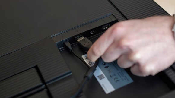 Unplug and Reconnect the DisplayPort Cable
